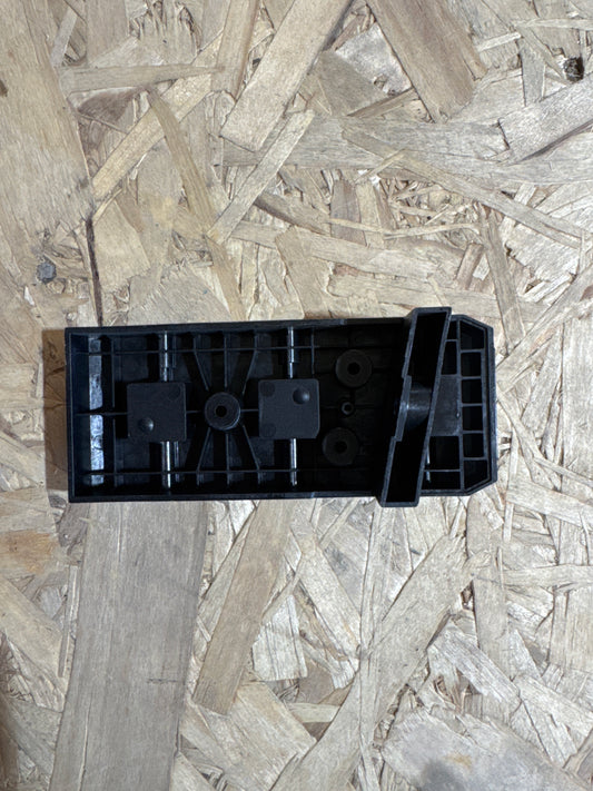 Battery supporting piece